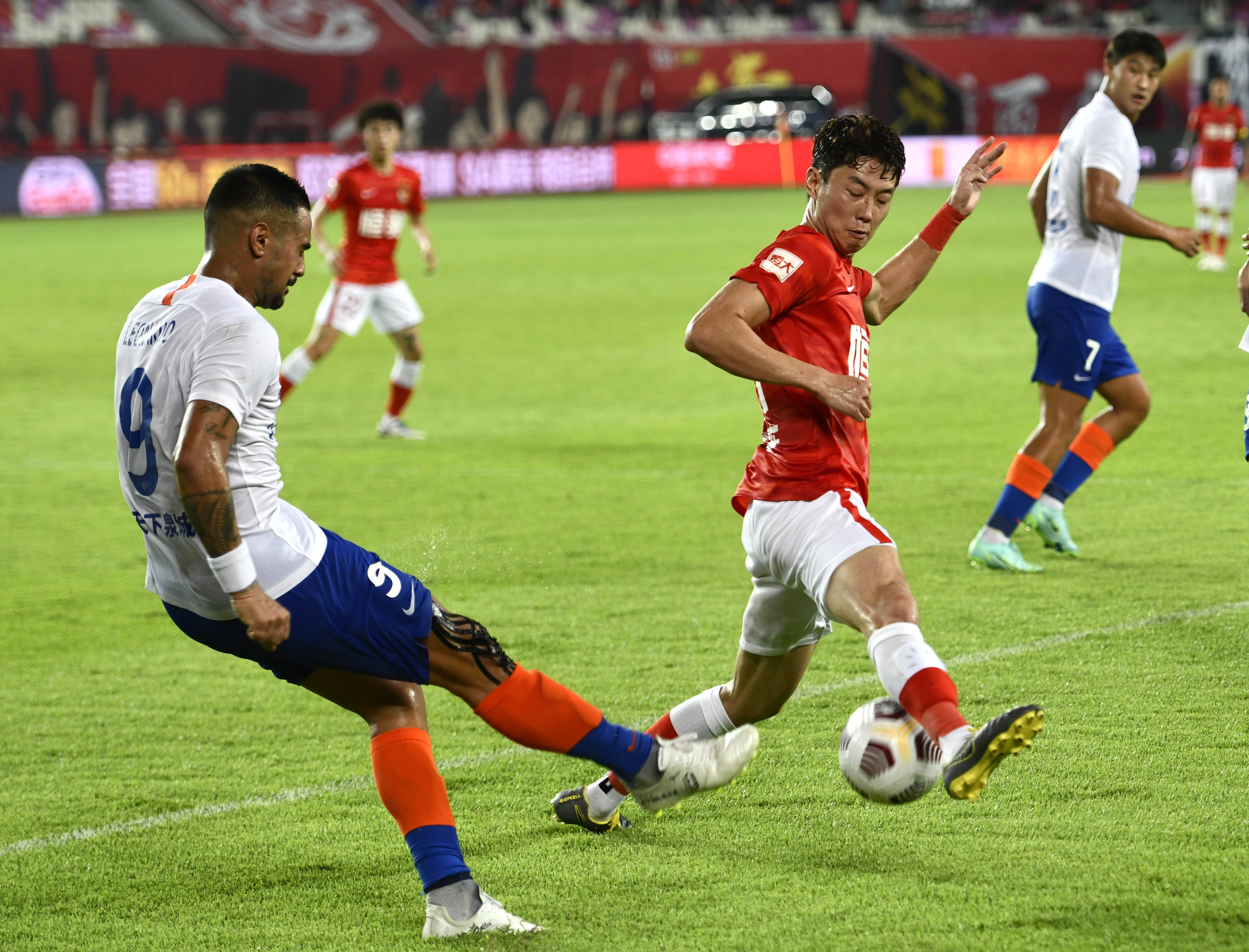 拜仁对阵圣保利全场3次射门中柱：卡尔2次、凯恩1次